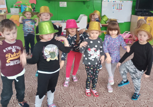 Dzieci tańczą w kolorowych kapeluszach
